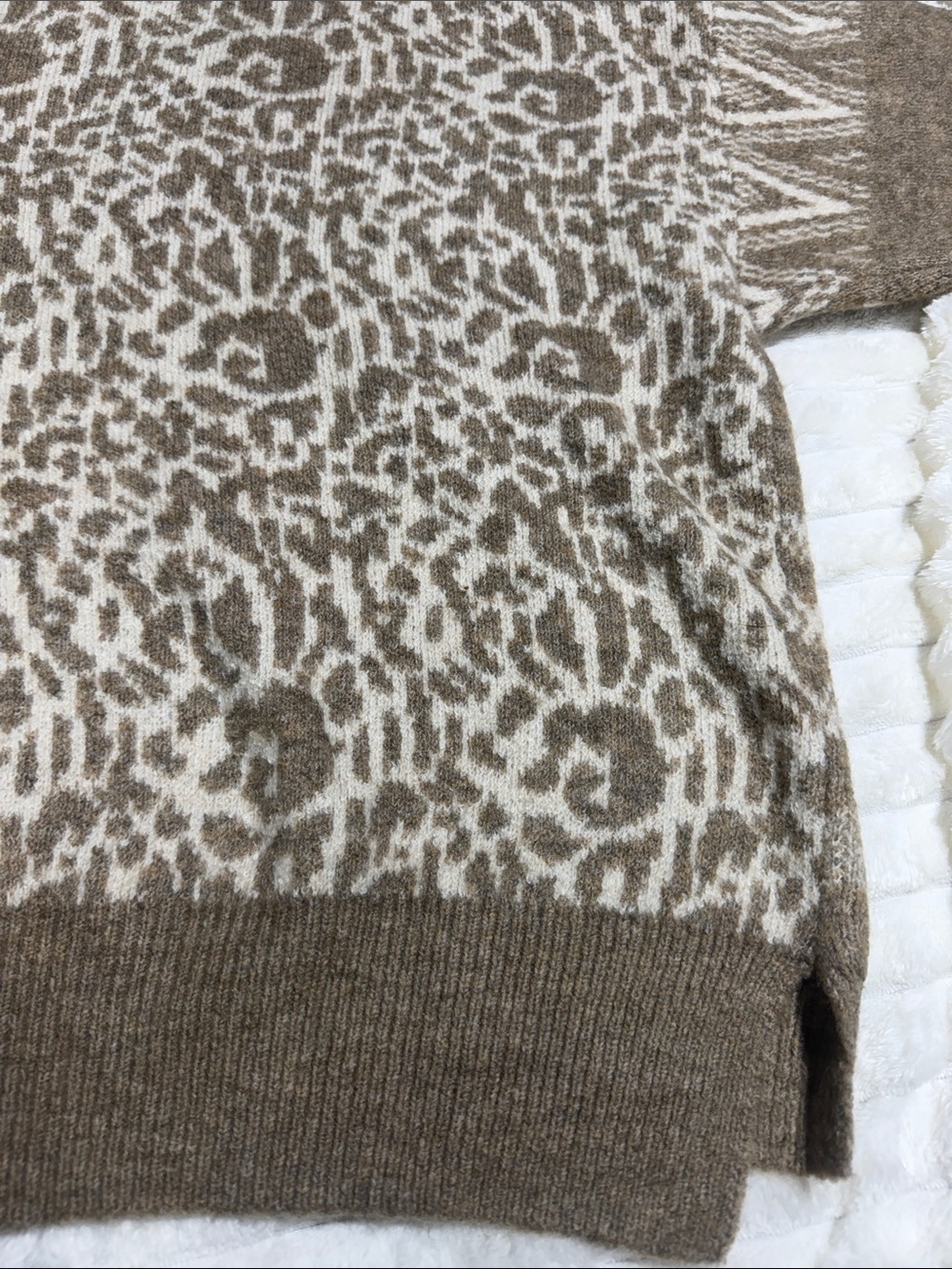 POL Women’s Oversized Animal Print Geometric V-Neck Sweater Size Large - Picture 6 of 6